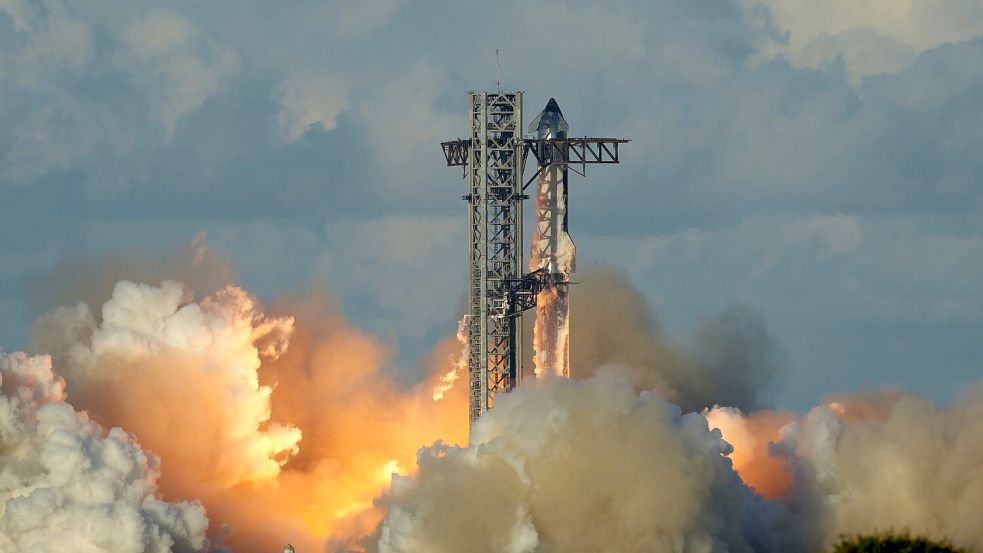 Die hohen Kosten für die Entwicklung der Riesen-Rakete Starship tragen zu den Verlusten von SpaceX bei. (Archivbild) Foto: Eric Gay/AP/dpa
