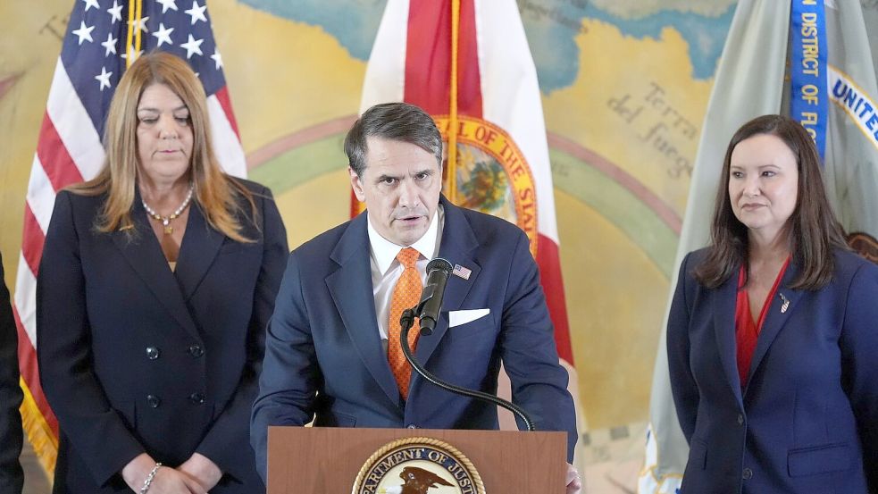 Der amtierende US-Justizminister Blanche stellte die Klage gegen Kubas Ex-Staatschef vor. Foto: Rebecca Blackwell
