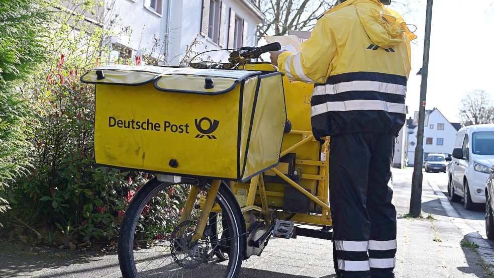 Die meisten Briefe tragen hierzulande Postboten der Deutschen Post aus. (Archivbild) Foto: Wolf von Dewitz/dpa