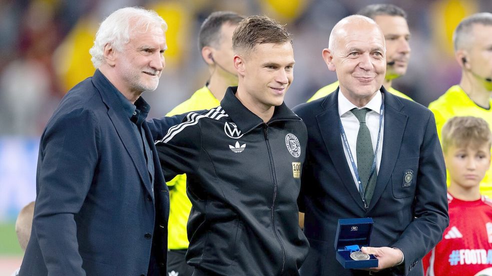 DFB-Kapitän Joshua Kimmich (M) steht neben Rudi Völler (l) und Bernd Neuendorf. (Archivbild) Foto: Sven Hoppe