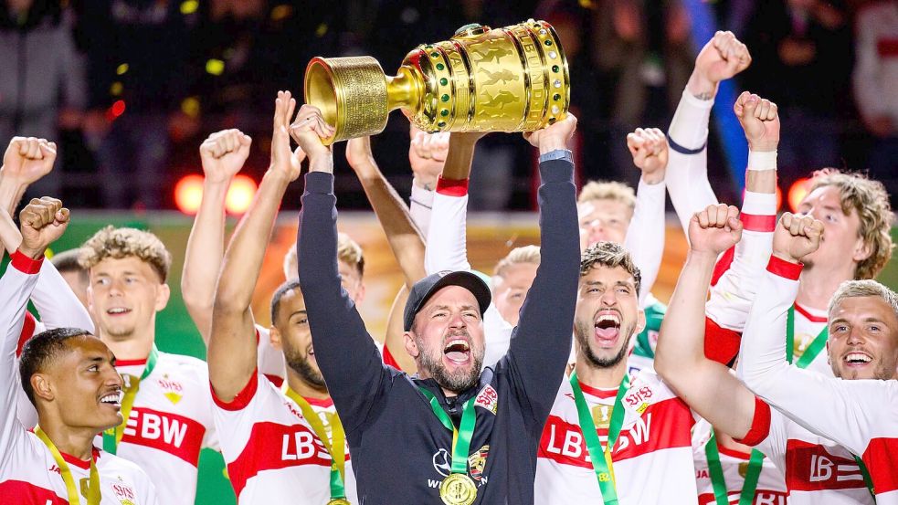 Sebastian Hoeneß jubelt mit dem DFB-Pokal in Berlin nach dem Finale 2025. (Archivbild) Foto: Tom Weller