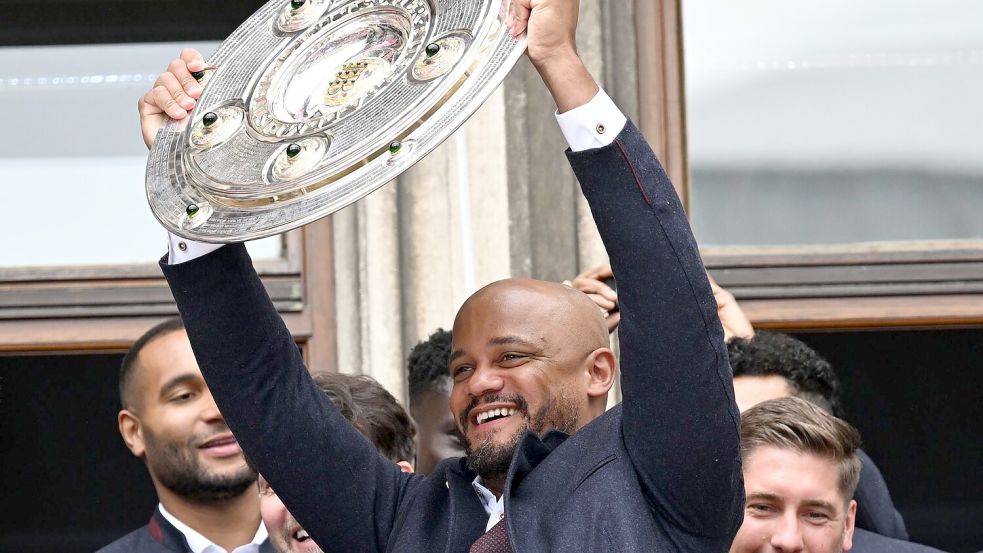 Vincent Kompany reckt die Meisterschale auf dem Münchner Rathausbalkon in die Höhe. (Archivbild) Foto: Sven Hoppe/dpa