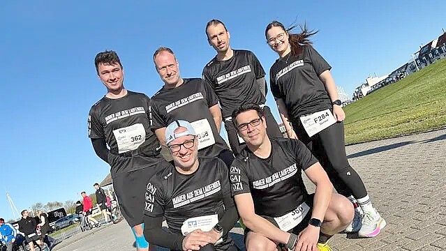 Die Kollegen der Zeitungsgruppe Ostfriesland nahmen mit Timo Noack (von links), Matthias Hannover, Florian Casten, Denise Cordes sowie Dirk Hellmers (hockend, links) und Sebastian Bete am Ossiloop teil. Foto: Klaus Ortgies
