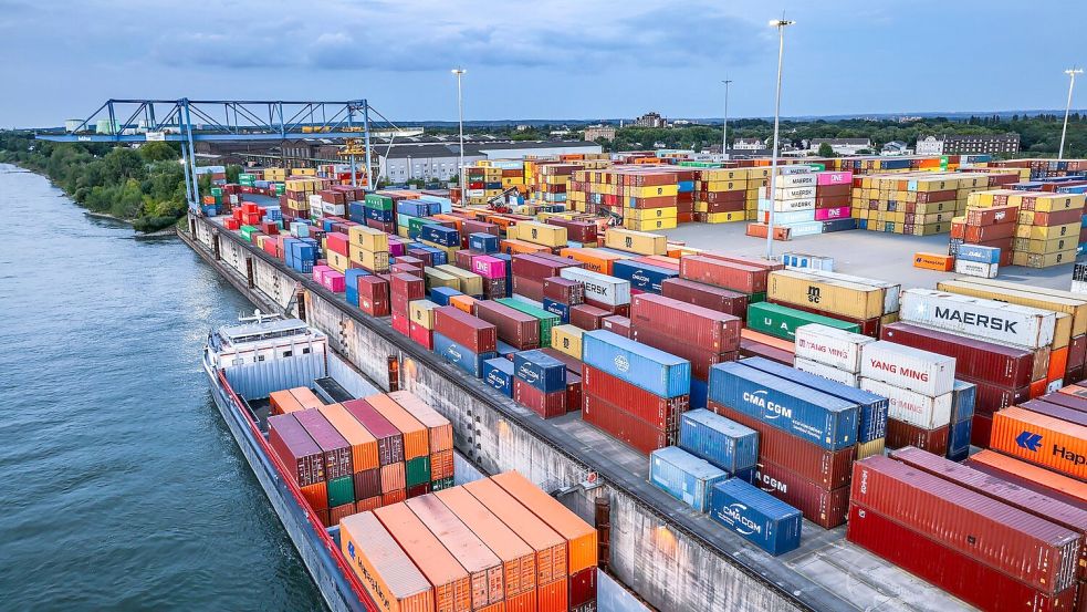 Containerumschlag im Duisburger Hafen: Die EU-Kommission halbiert die Wachstumsprognose für Deutschland wegen des Iran-Kriegs. (Archivbild) Foto: Oliver Berg