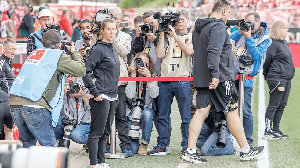 Beim Debüt in Mittelpunkt: Jeder Fotograf wollte ein Bild von Marie-Louise Eta. (Archivbild) Foto: Andreas Gora