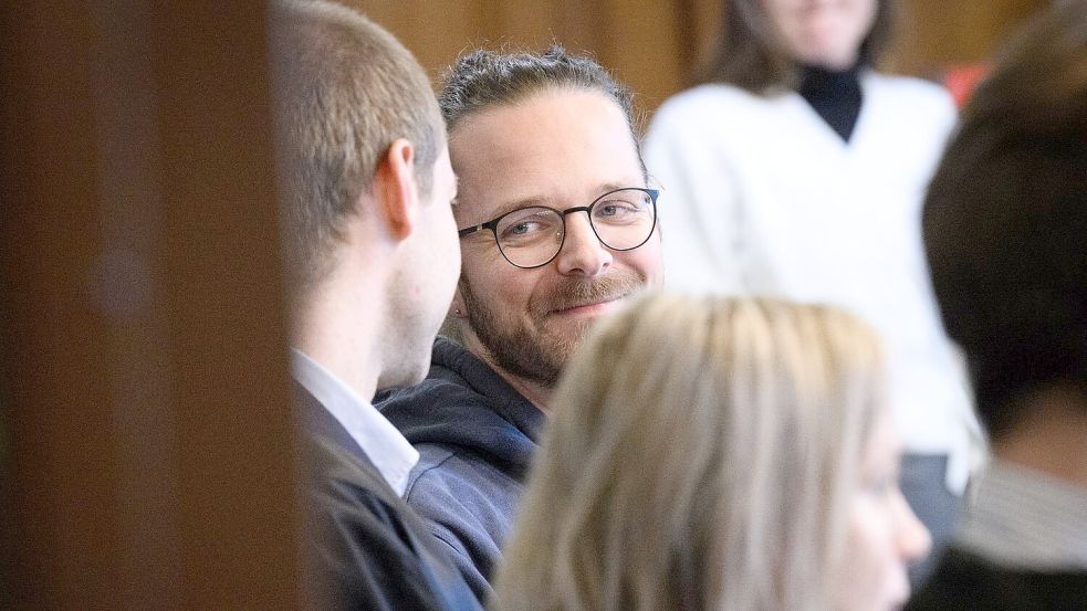Der Autor und Aktivist Arne Semsrott wirft der Magdeburger Stadtverwaltung vor, seine Lesung in der Stadtbibliothek aus Angst vor Kritik der AfD verhindert zu haben. (Archivbild) Foto: Bernd von Jutrczenka/dpa