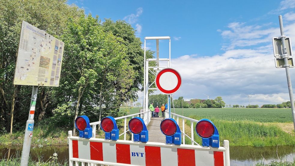 Durchfahrt verboten! Die sogenannte Grenzbrücke über das Wymeerster Sieltief, die Bunde mit Bad Neuschanz verbindet, kann derzeit nicht genutzt werden. Foto: Gettkowski