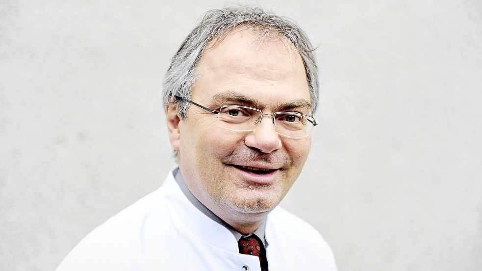 Der Infektiologe Helmut Fickenscher, Leiter des Instituts für Medizinische Mikrobiologie an der Christian-Albrechts-Universität zu Kiel und dem Universitätsklinikum Schleswig-Holstein. Foto: Carsten Rehder