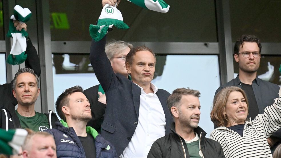 Volkswagen-Chef Oliver Blume beim ersten Relegationsspiel des VfL Wolfsburg. Foto: Julian Stratenschulte