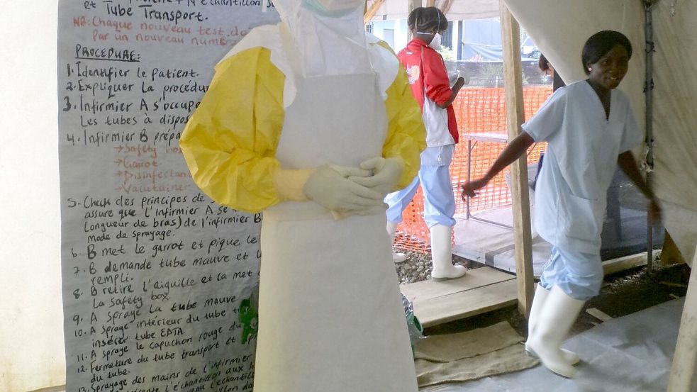 Der Berliner Arzt Maximilian Gertler kennt die Herausforderungen eines Ebola-Einsatzes aus eigener Erfahrung bei Ärzte ohne Grenzen (Handout) Foto: Medecins sans Frontieres/dpa