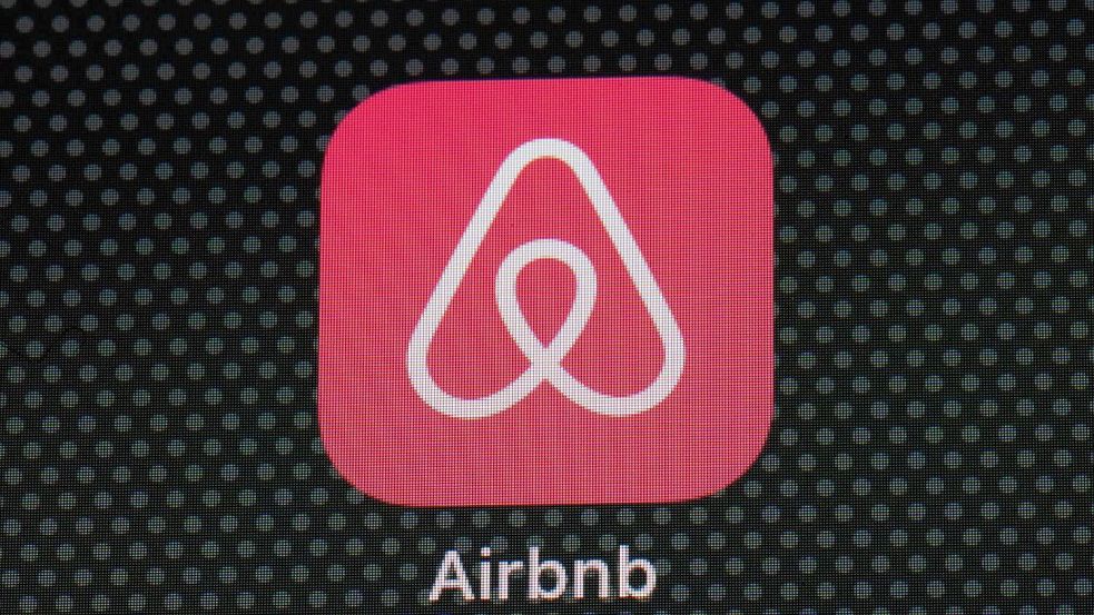 Künstliche Intelligenz soll die Airbnb-App stärker auf einzelne Nutzer zuschneiden. (Archivbild) Foto: Patrick Semansky/AP/dpa