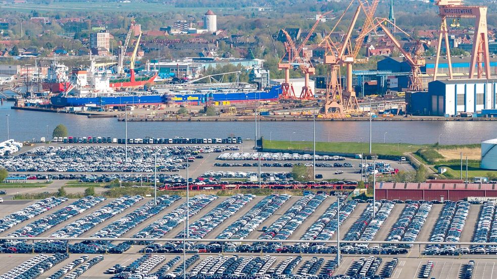 Blick auf den Emder Hafen: Die deutsche Wirtschaft bleibt trotz Aufhellung fragil. Foto: Sina Schuldt