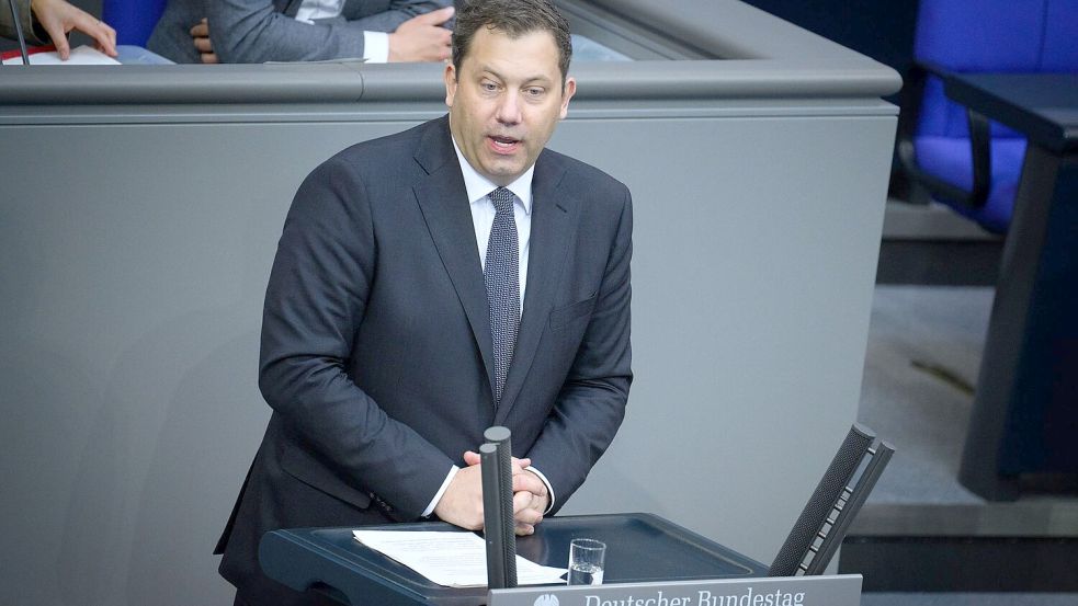 Weniger Zeit mit Bürokratie, dafür mehr für das Baby - das verspricht Finanzminister Klingbeil. Foto: Bernd von Jutrczenka/dpa