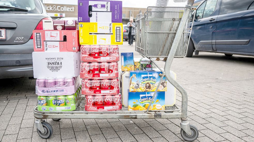 Kundenmagnet im Grenzhandel: Die pfandfreien Dosen mit Softdrinks und Bier. Foto: Sebastian Iwersen