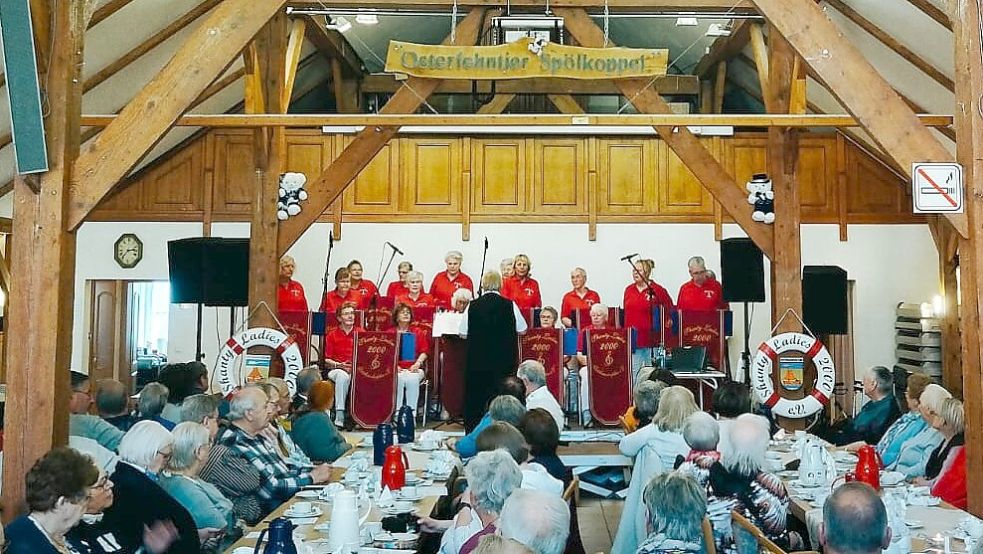 Das Frühlingsfest der Shanty-Ladies 2000 im Gulfhaus in Ostrhauderfehn war sehr gut besucht. Foto: Shanty-Ladies