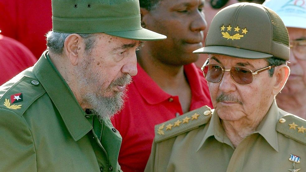 Die Brüder Fidel (l) und Raúl Castro (r) waren die Anführer der kubanischen Revolution. (Archivbild) Foto: Alejandro Ernesto/EPA/dpa