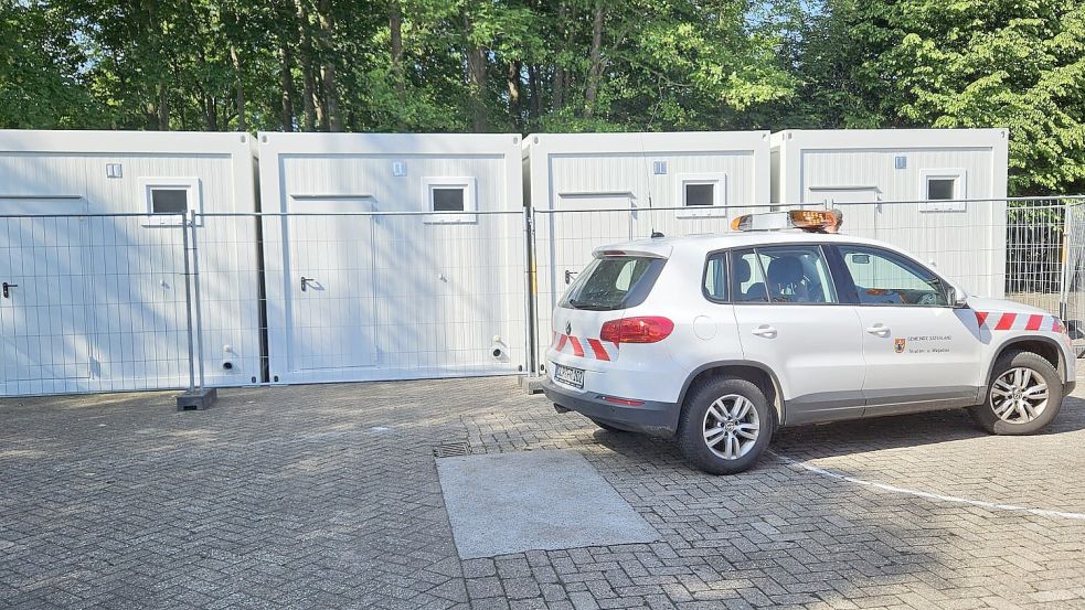Zwischengelagerte Container: Die vier Wohncontainer für die künftige Obdachlosen-Unterbringung stehen aktuell auf dem Dorfplatz in Ramsloh. Foto: Gemeinde Saterland