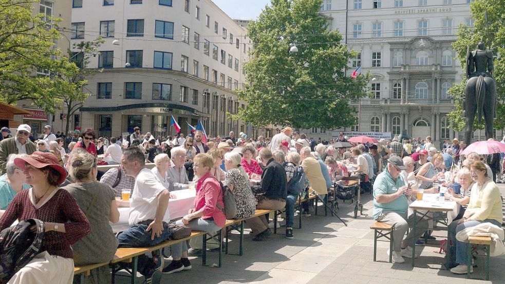 Mit einem Begegnungsfest an einem „langen Tisch“, Volksmusik und Tanzaufführungen hat in Brünn (Brno) der 76. Sudetendeutsche Tag begonnen. Foto: Michael Heitmann/dpa