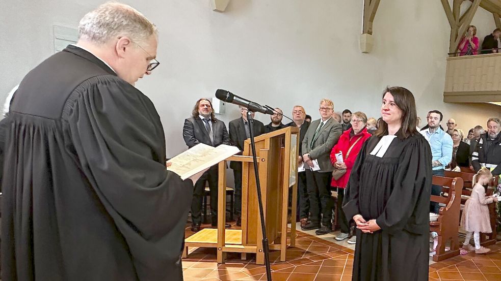 Superintendent Thomas Kersten führte Martina Neubarth offiziell in ihr Amt ein. Foto: Kirchengemeinde