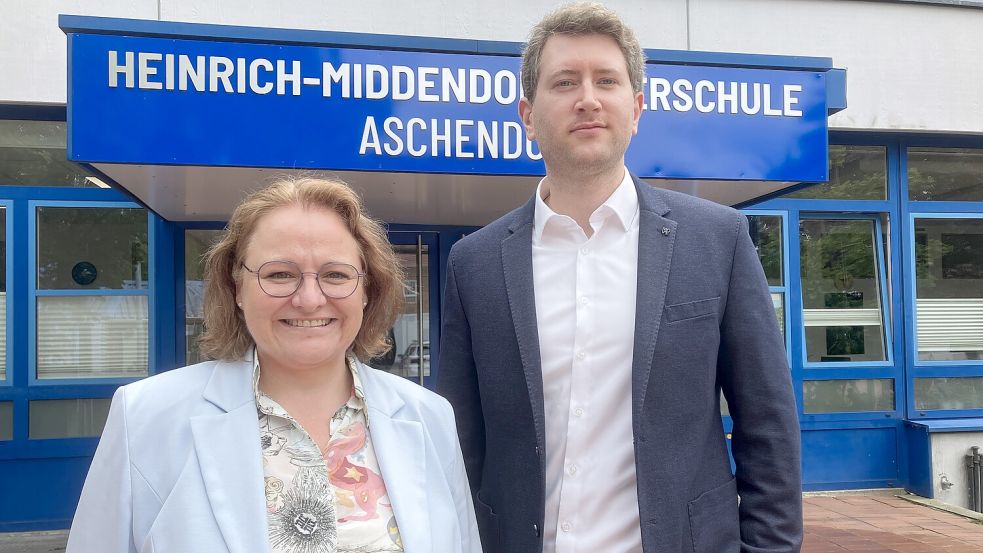 Pädagogisches Führungsduo: Als Rektorin und Konrektor leiten Sandra Schulte und Daniel Meisner die Heinrich-Middendorf-Oberschule in Aschendorf. Foto: Gerd Schade