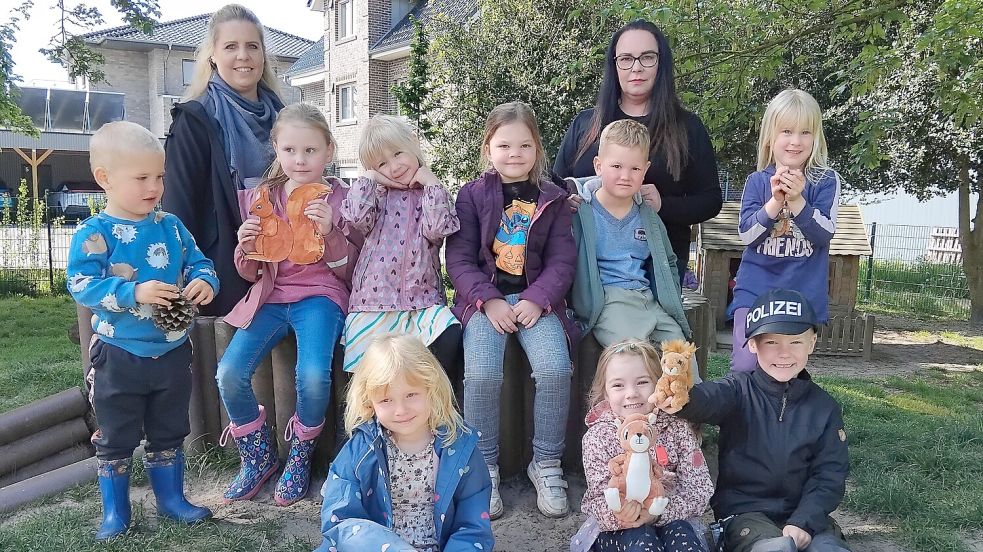 Freuen sich über die Aktion (Mitte, von links) Nelio Küppers (4), Maje Hinrichs (6), Fiona Kramer (5), Ella Woortmann (6), Joost Eden (5), Freya Küppers (5); (vorne, von links) Luisa Jülke (5), Milla Alting (4) und Josh Hahnfeld (5); (hinten, von links) Kita-Fachkraft Manuela Groote und Kita-Fachkraft Maike Büttner. Foto: Clarissa Scherzer