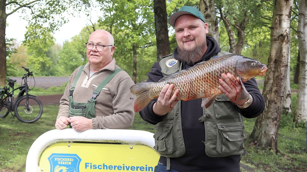 Gewässerwart Hilko Eilers (links) gratuliert Angelkönig Marco Junker. Foto: FV Rhauderfehn