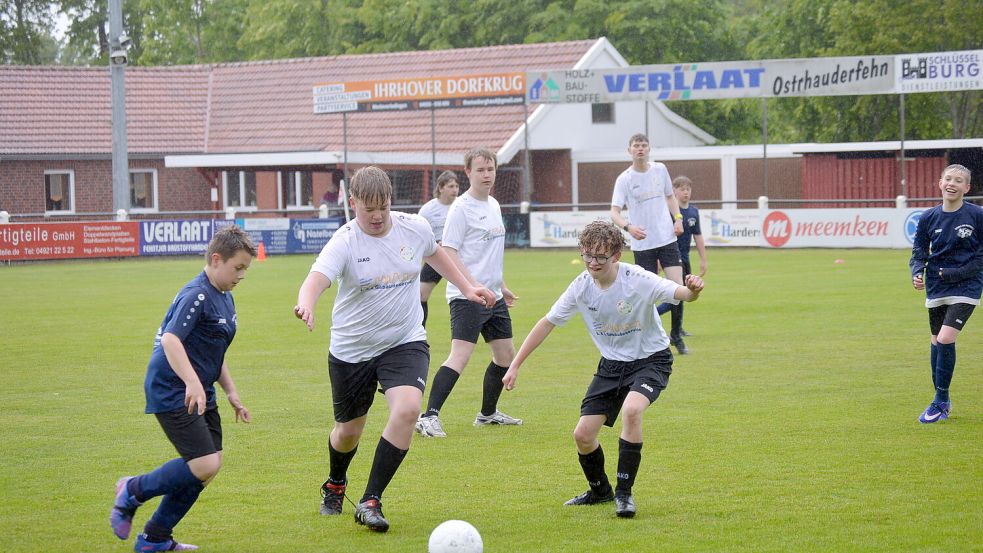 Im Vorrundenspiel gegen Papenburg (3:0) unterlag „Ihren Hinz“ in blauen Trikots. Foto: Holger Weers