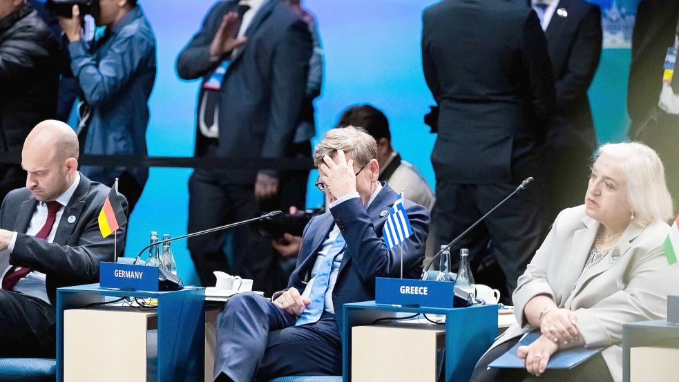 Die europäischen Alliierten müssen nun beraten, was sie Trump beim Gipfel anbieten können. Hier sind der deutsche Außenminister Johann Wadephul (CDU, M) und seine Kollegen aus Frankreich und Griechenland zu sehen. Foto: Christoph Soeder/dpa