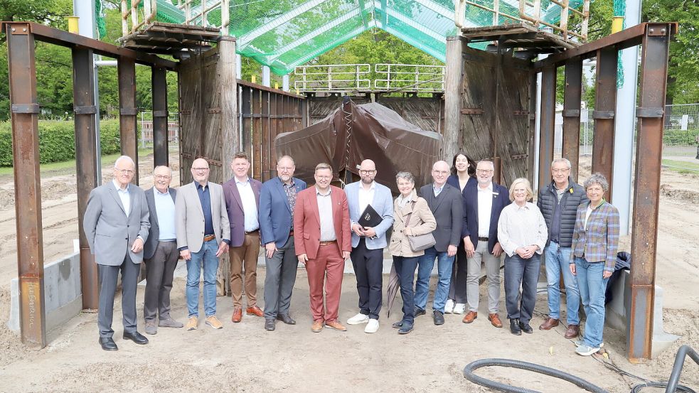 Förderer und Geldgeber informierten sich über die neue Präsentation von Schleuse Osterhausen und Muttschiff „Johanna“ im Trockendock des Museumsgeländes. Foto: Hans Passmann