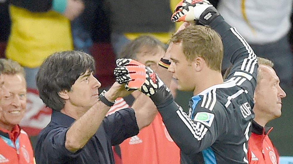 Manuel Neuer (r) war in der Amtszeit von Bundestrainer Joachim Löw immer die Nummer eins im Tor. (Archivbild) Foto: picture alliance / dpa
