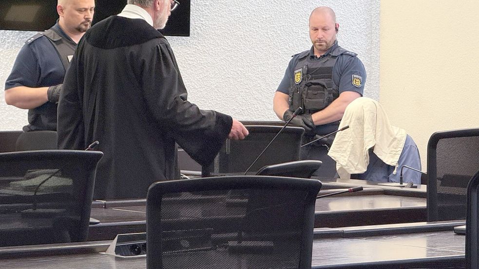 Der Angeklagte kam mit verdecktem Gesicht in den Gerichtssaal. Foto: David Nau