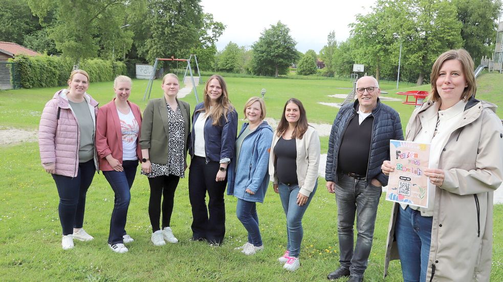 Die Ferienpassaktion im Saterland stellten vor (von links) Tina Griep, Nicole Thoben, Jana Kramer, Verena Weßels, Verena Norrenbrock, Janine Tellmann, Georg Pugge und Daniela Willer. Foto: Hans Passmann
