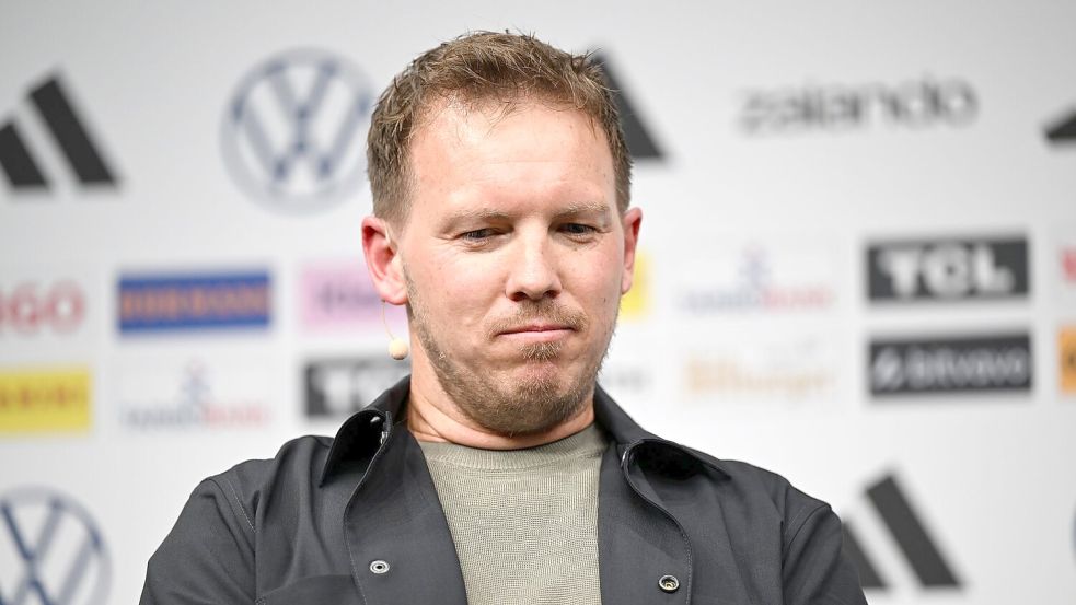 Julian Nagelsmann ist nicht unglücklich, dass Manuel Neuer im Pokalfinale aussetzt. Foto: Federico Gambarini/dpa