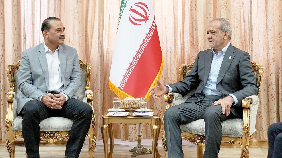 Pakistans Armeechef Asim Munir traf unter anderem Irans Präsidenten Massud Peseschkian in Teheran, danach sprach Islamabad von sehr produktiven Treffen. Foto: Uncredited