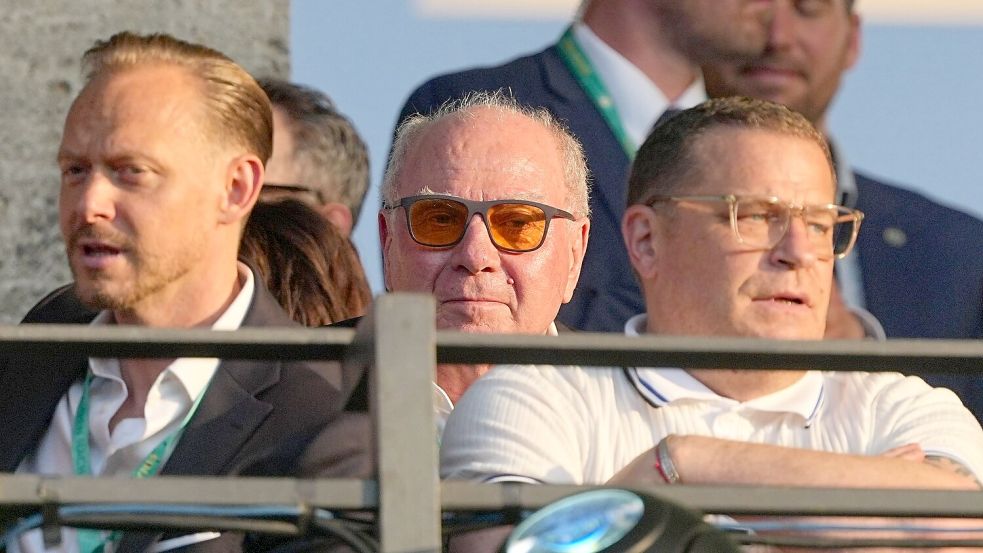 Max Eberl (r) verfolgt das Pokalfinale auf der Tribüne. Links hinter ihm ist Ehrenpräsident Uli Hoeneß. Foto: Michael Kappeler/dpa