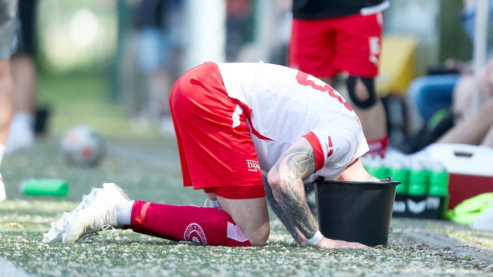 Großefehns Leon Zimmermann gönnte sich eine Abkühlung und traf insgesamt dreimal in Hinte. Zur kommenden Saison wechselt er zum designierten Aufsteiger TuS Pewsum Fotos: Doden/Emden