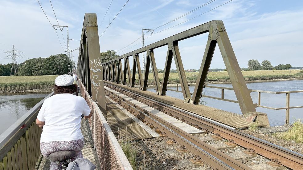 Begegnungsverkehr an der Eisenbahnbrücke ist nicht möglich. Foto: Klaus Ortgies/Archiv