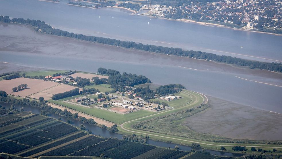 Die Justizvollzugsanstalt Hahnöfersand liegt auf einer Insel in der Elbe. (Archivbild) Foto: Christian Charisius