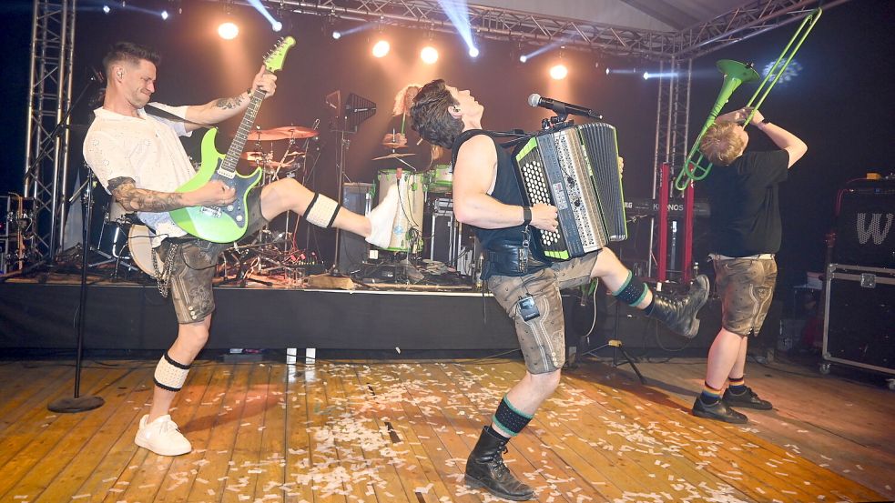 Für reichlich Alarm auf der Bühne sorgte die Österreichische Band „Die Draufgänger“. Die vier Musiker aus der Südoststeiermark brachten das Festzelt mit ihrem Auftritt zum kochen. Insbesondere bei ihrem Megahit „Cordula Grün“ sangen die zahlreichen Besucher lauthals mit. Fotos: Holger Weers