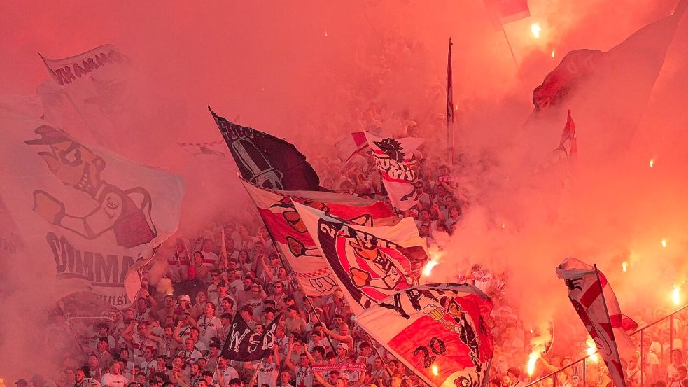 Fans zünden beim Pokalfinale Pyrotechnik. Foto: Michael Kappeler/dpa