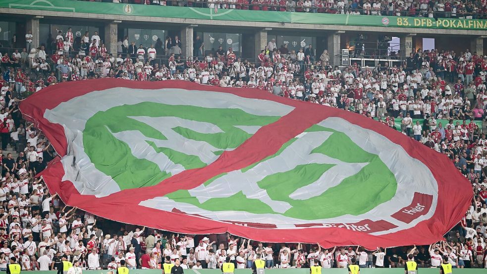 Fans protestieren beim Pokalfinale gegen den DFB. Foto: Sebastian Gollnow/dpa