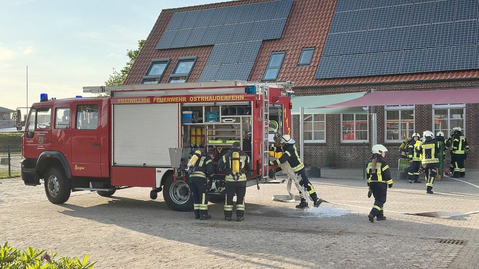 Einsatz an der Hauptstraße: Wegen gemeldeter Rauchentwicklung an einer Kindertagesstätte rückten mehrere Feuerwehren in Ostrhauderfehn aus. Foto: Michael Quappe
