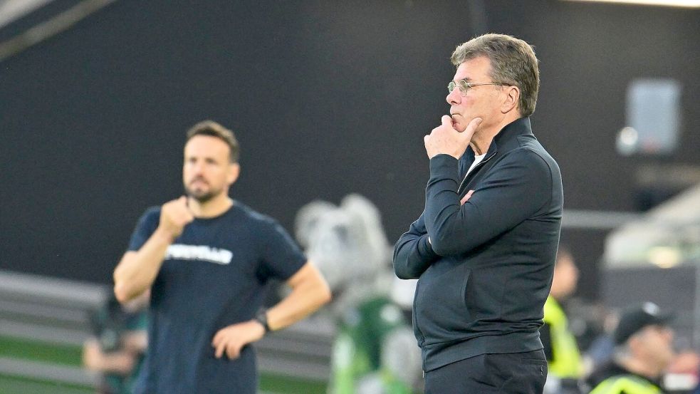 Wolfsburgs Trainer Dieter Hecking (r) und sein Paderborner Kollege Ralf Kettemann. Foto: Swen Pförtner/dpa