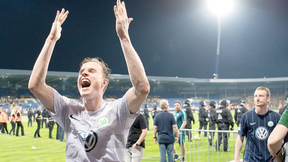 Wolfsburger Jubel nach der Relegation in Braunschweig. Foto: Julian Stratenschulte
