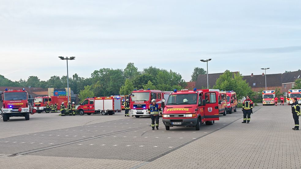 Rund 60 Feuerwehrleute waren am frühen Sonntagmorgen beim Aldi-Markt in Ihrhove im Einsatz. Foto: Markus Bruns/Feuerwehr Westoverledingen