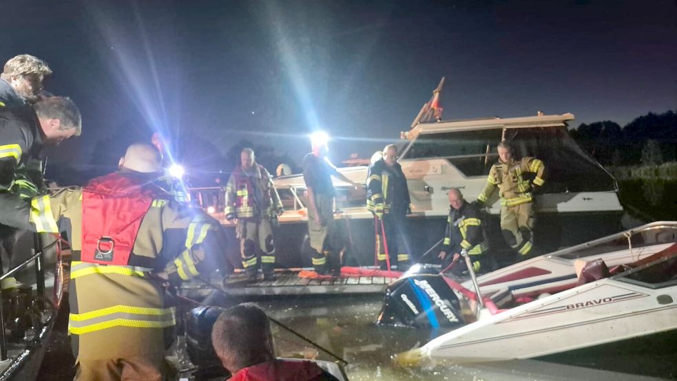 Mit Rettungsboot und mehreren Einsatzfahrzeugen war die Feuerwehr im Hafen im Einsatz; nach gut einer Stunde war das Boot gesichert. Foto: Feuerwehr Barßel