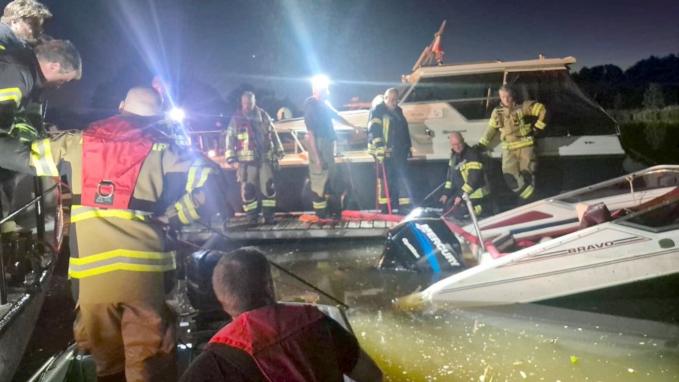 Mit Rettungsboot und mehreren Einsatzfahrzeugen war die Feuerwehr im Hafen im Einsatz; nach gut einer Stunde war das Boot gesichert. Foto: Feuerwehr Barßel