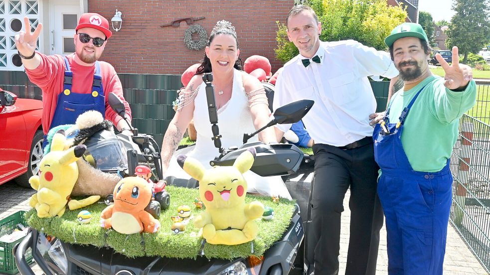Das Königspaar Ralf Lohmeyer (2. von rechts) und Tina Wiechers mit Mario und Luigi beim Umzug. Foto: Holger Weers