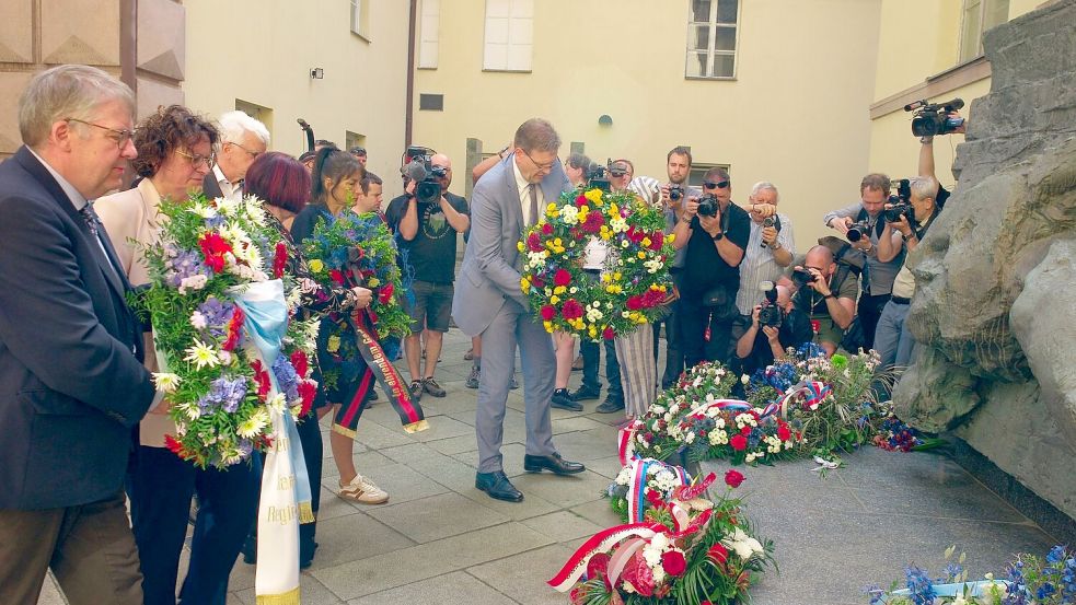 Zum Abschluss des Sudetendeutschen Tags wurden an einem ehemaligen Gestapo-Gefängnis Kränze und Blumen niedergelegt. Foto: Michael Heitmann/dpa