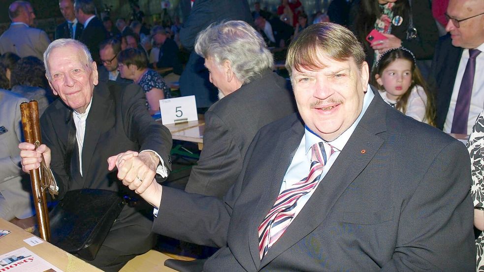 Bernd Posselt (r), Sprecher der Sudetendeutschen Volksgruppe, mit dem Schriftsteller Milan Uhde (l), dem diesjährigen Preisträger des Europäischen Karlspreises der Sudetendeutschen, an einem Tisch. Foto: Michael Heitmann/dpa